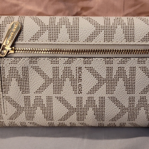 NWT! Michael Kors Checkbook Wallet - Picture 4 of 12